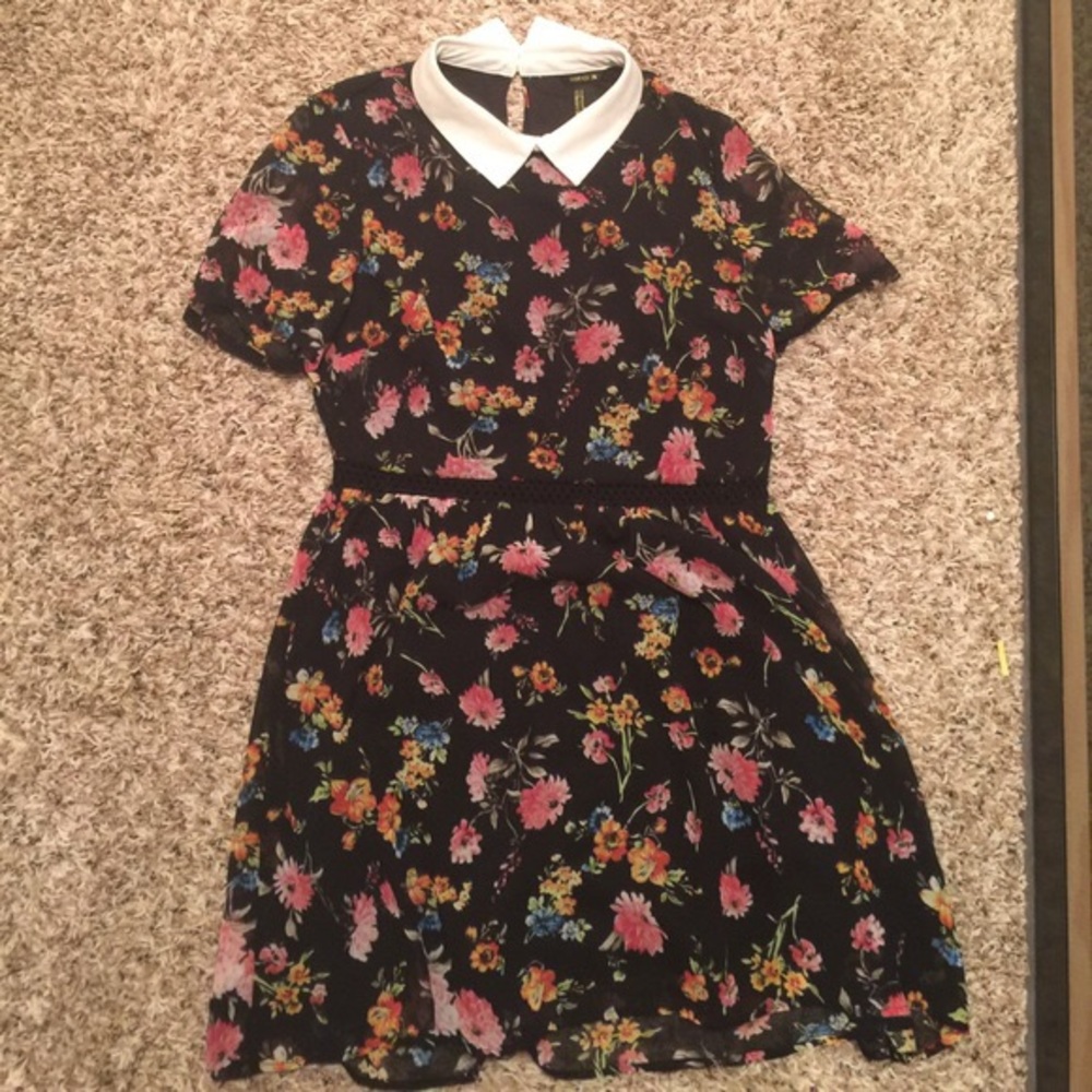 Forever 21 Peter Pan collar floral mini dress